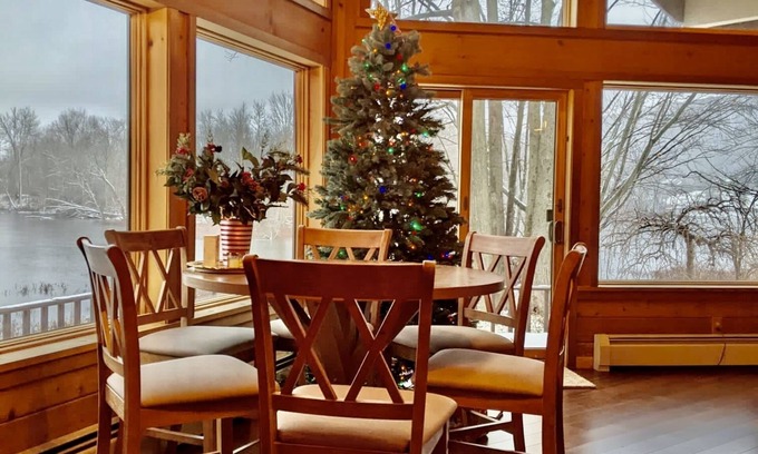 Tully Casa | Year Round Lake/Ski Home on Crooked Lake