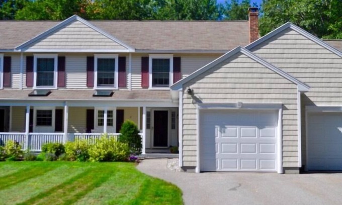 Kennebunk Condominio | Year-Round Rental - UNFURNISHED