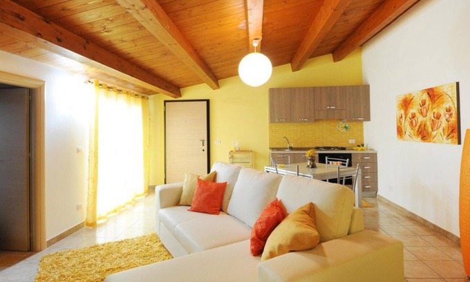 Caucana-finaiti-casuzze-finaiti Nord Apartamento | Ático amarillo en los apartamentos Cocorito