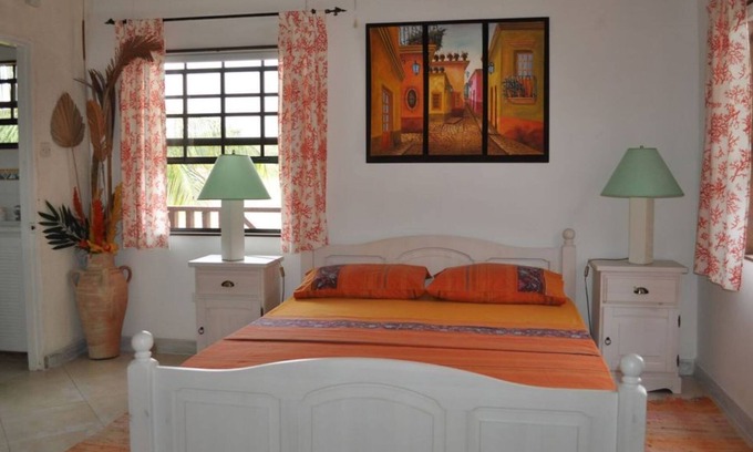 Silver Sands Apartamento | Yellow Bird Apartment in Blue Ocean Cottage in Silver Sands