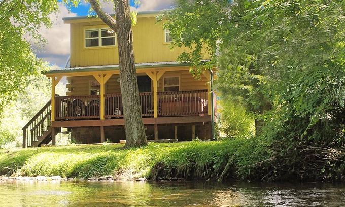 Newport Cabina | Yellow Cabin on the River by RedAwning