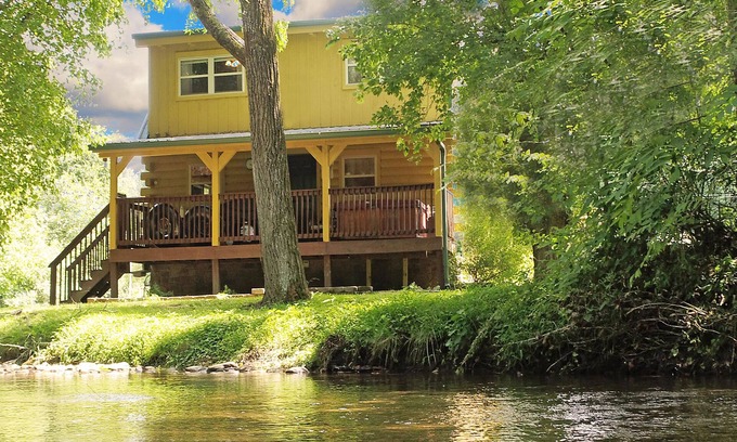 Newport Cabina | Yellow Cabin on the River: Pet Friendly, Free Attraction Tickets, Hot Tub & River Access