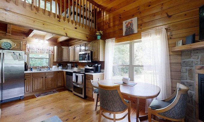 Newport Cabina | Yellow Cabin on the River