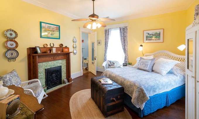 Washington Casa | Yellow Room at When Pigs Fly Inn