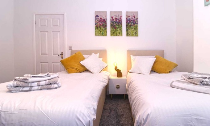 Newton-le-Willows Casa | Yellow Twin room in Rydal House