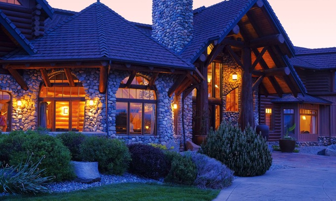 Walla Walla Casa | Yellowhawk Resort Main House, luxury lodging in the heart of Wine Country.