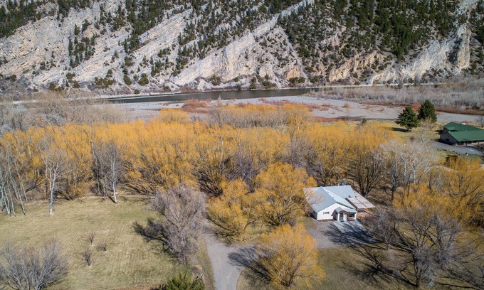 Livingston Cabina | Yellowstone Cabin on 4 acres: Sleeps 8, river access & Pets ok!