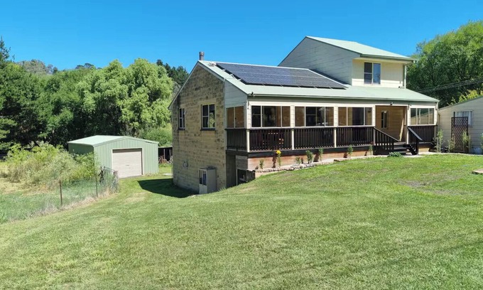 Rydal Casa | Yellowstone | quiet country farmhouse | fast internet