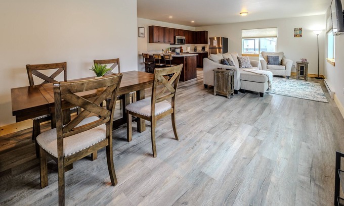 Gardiner Apartamento | Yellowstone Retreat Rentals U2: two blocks from Yellowstone!