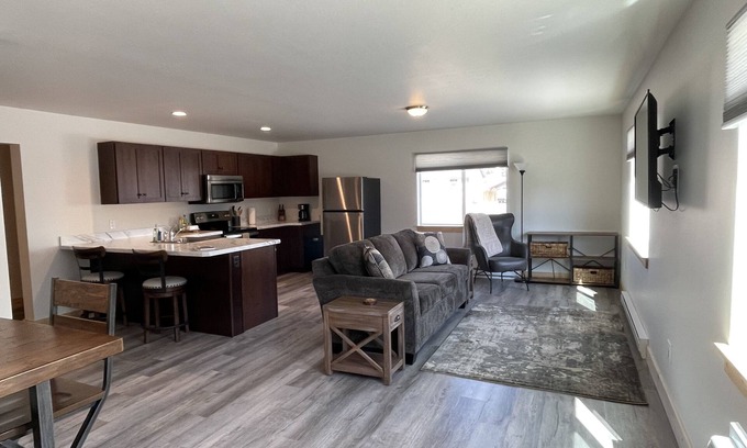 Gardiner Apartamento | Yellowstone Retreat Rentals UA: two blocks from Yellowstone!