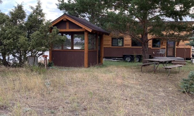 Emigrant Casa | Yellowstone Riverside Tiny Home - Paradise Gateway Award winner