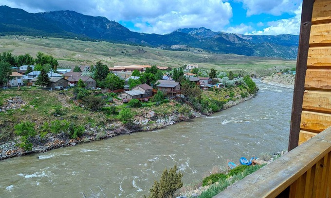 Gardiner Casa | Yellowstone Treasure Guest House #2