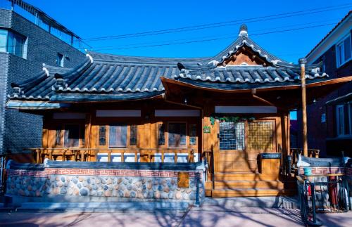Paldal-gu Casa | Yeoyeoje - Hanok Accommodation with the atmosphere of Hwaseong Fortress Road in Suwon, a UNESCO World Heritage