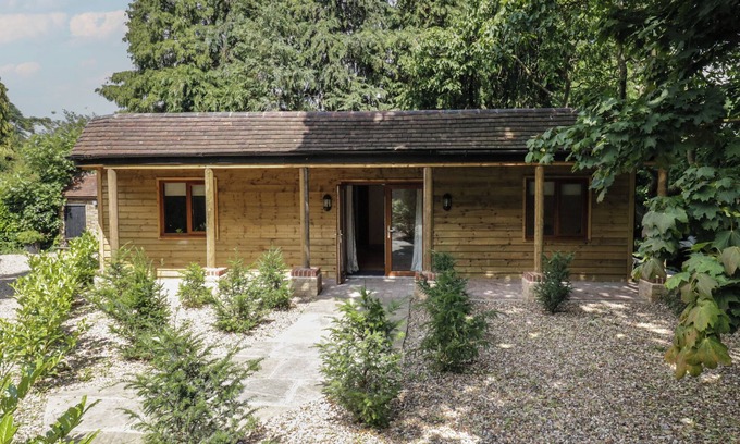 Dartford Cabaña | YEW TREE COTTAGE, family friendly, with pool in Dartford
