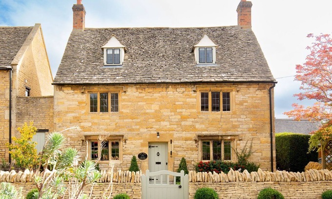 Longborough Cabaña | Yew Tree Cottage - sleeps 8 guests in 4 bedrooms