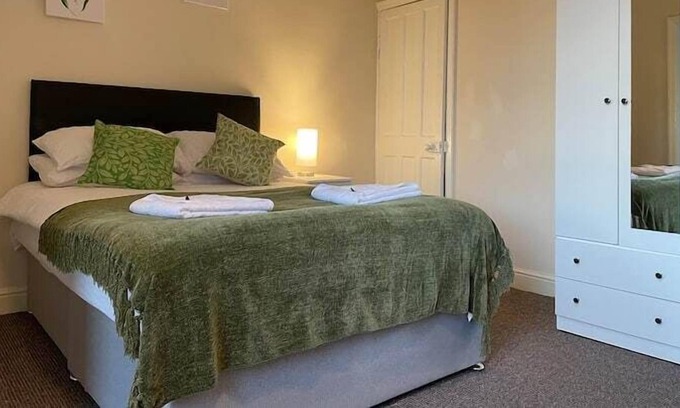 Doncaster Otro | Yew Tree House - 3 bed home sleeping 7, on street parking - perfect for families and contractors