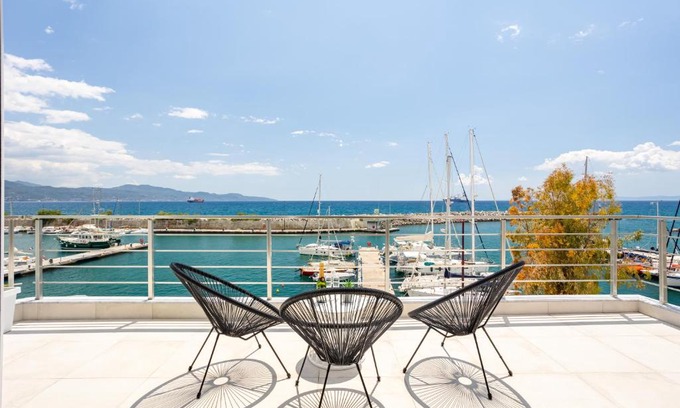 Kalamata Marina Apartamento | Yin & Yang Studio, Marina Hideout in Kalamata (B3)