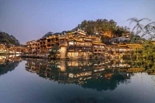 Fenghuang Casa | YiQuan RIVERVIEW B&B