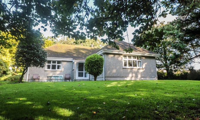 Rosudgeon Casa | YNGYWIDDEN, pet friendly, character holiday cottage in Rosudgeon