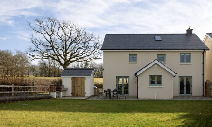 Llandovery Cabaña | Ynyswen Barcud · Brecon Beacons Cottage with Stunning Country Views