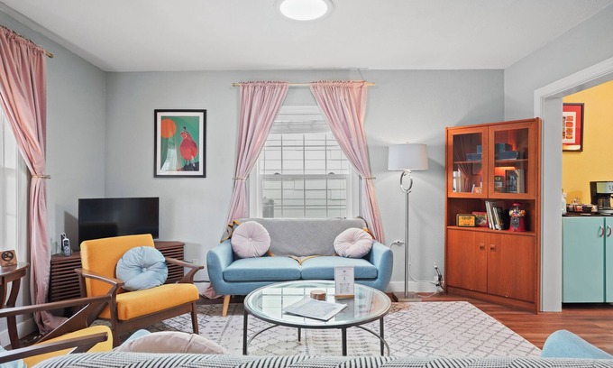 Davis Casa | Yolo Bungalow Cozy Craftsman in Downtown Davis Feel right at home in this comfy spot just steps from shops, restaurants, and the Farmers Market.