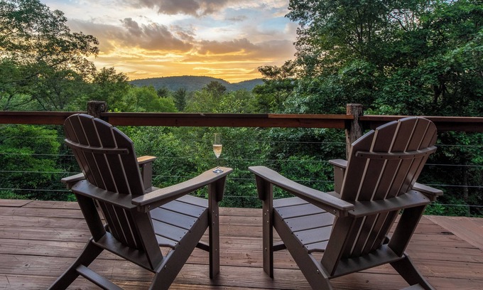 Newland Cabina | Yona Ridge Cabin- Adjacent to Linville Gorge Wilderness, Dog Friendly, with AC