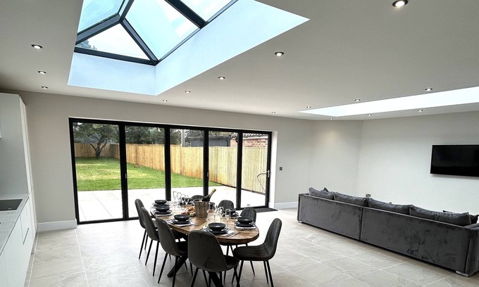 Huntington Casa | York - Elegant property that sleeps 8 guests in 4 bedrooms