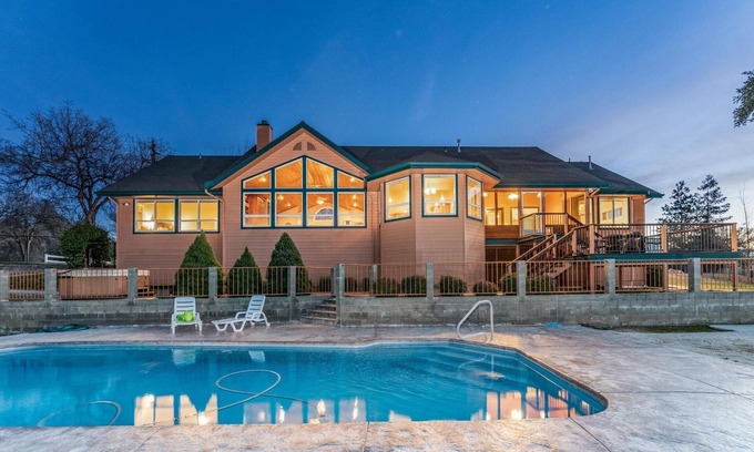 Yosemite Forks Casa | Yosemite Adventure House with Pool-hot tub-game room!