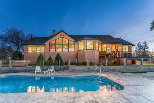 Yosemite Forks Casa | Yosemite Adventure House with Pool-hot tub-game room