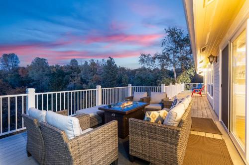 Coarsegold Casa | Yosemite Bass Lake VIEWS, 2 Homes, Games, Hot Tub