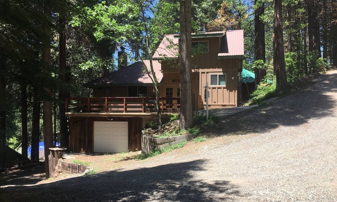 Sugar Pine Cabina | CABINA DE YOSEMITE EN PINO DE AZÚCAR HISTÓRICO -7 millas a Yosemite. Entrada HOT TUB!