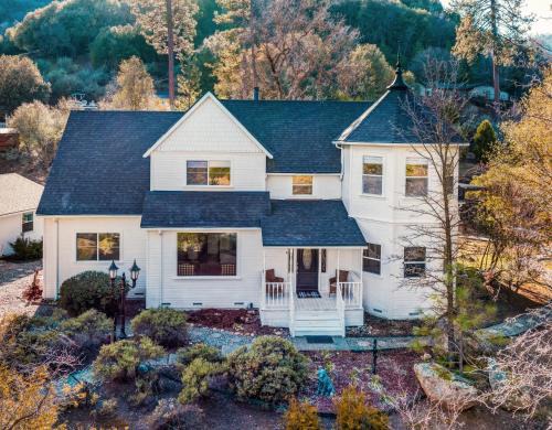 Oakhurst Casa | Yosemite Country House sleeps 20 w/hot tub, firepit, bonus studio