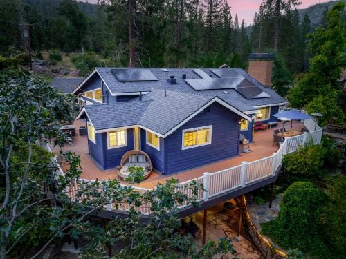 Oakhurst Casa | Yosemite Creekside Retreat with spa/games/EV Charger and more