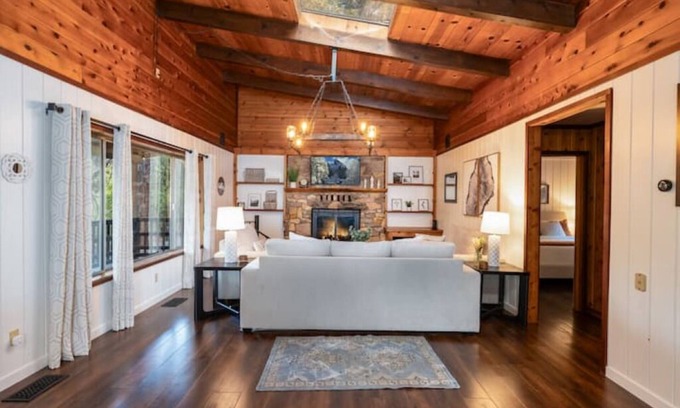 Oakhurst Casa | Yosemite Pines in Oakhurst with Hot Tub/Fireplace/Firepit/Pet Friendly