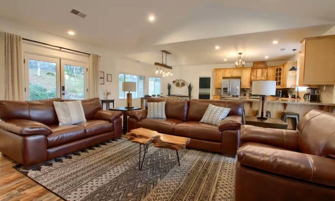 Mariposa Casa | Yosemite Quail Ridge Comforts with WiFi and Hot tub