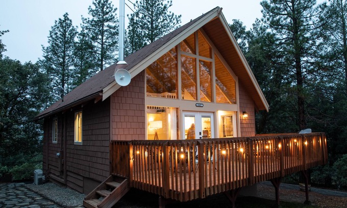 Groveland Cabina | Yosemite Retreat: Pet-Friendly Hilltop Cabin in Tranquil Surroundings