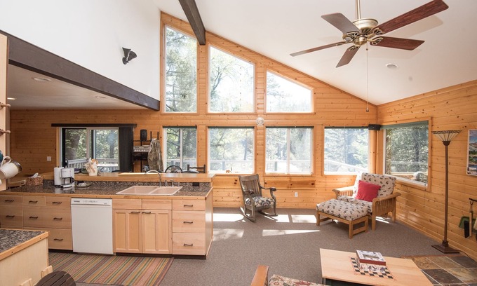 North Wawona Cabina | Yosemite Riverside Retreat - Gorgeous Views! Wood burning Stove!