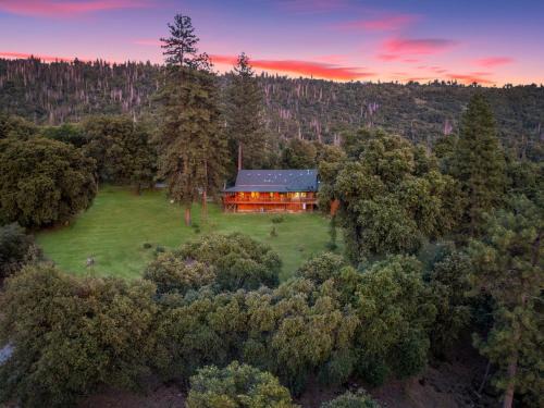 Mariposa Casa | Yosemite Villa - log cabin with spectacular views & stargazing