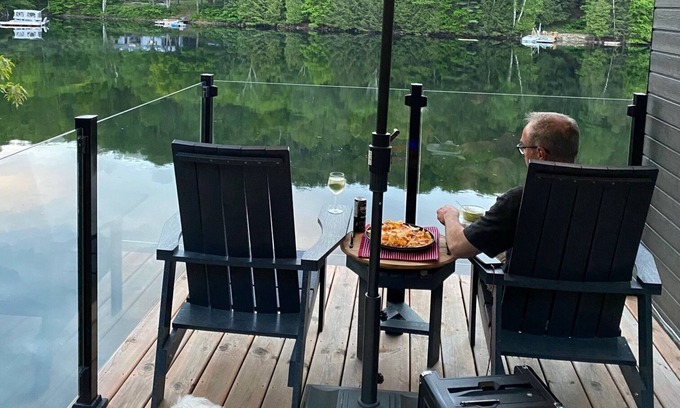 Dysart et al Cabaña | You cannot get closer to the lake than this cozy and chic Redstone Lake cottage!
