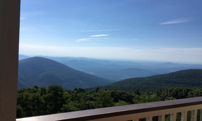 Chestnut Springs Condominio | ¡Te lo mereces todo! Impresionantes vistas, pases de invitados, ascensor y servicio de transporte.