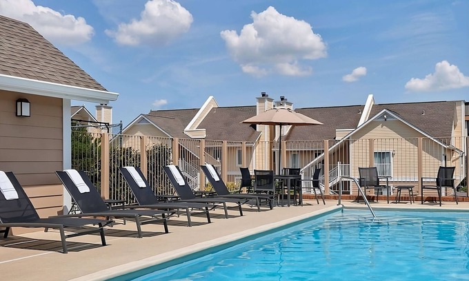Omaha Hotel | You Found it! 2 Comfortable Units, Free Breakfast, Free Parking, Onsite Pool