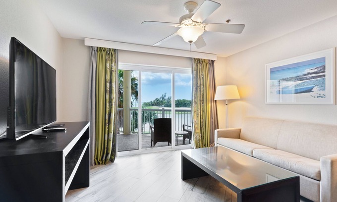 Crystal Harbour Complejo | You Found it! 2 Scenic and Peaceful Rooms w/ Living Area, Outdoor Pool
