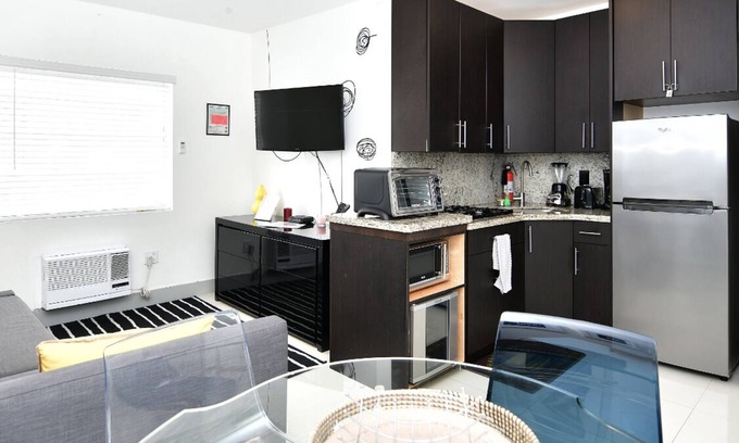 South of Fifth Condominio | ATRACTIVO Y CHIC Beachfront 1BR 1B Apt