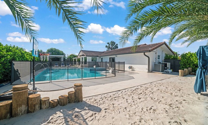 Ludlam Complejo | You'll be captivated by the stunning 28 x 40 custom heated pool with jacuzzi