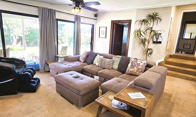 Athmar Park Casa | You´ll have the entire basement for yourself and your friends.