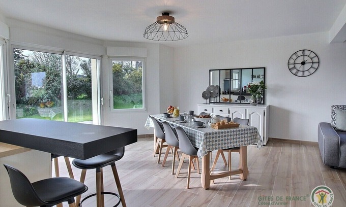 Lanmodez Casa | You'll love this comfortable, trendy home with the sea in front of you!