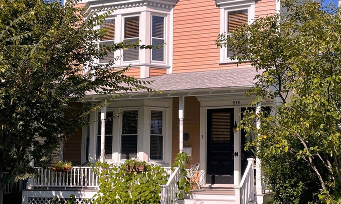 Hudson Apartamento | You're in the Pink at a lovely and comfortable1900s home in a quiet neighborhood