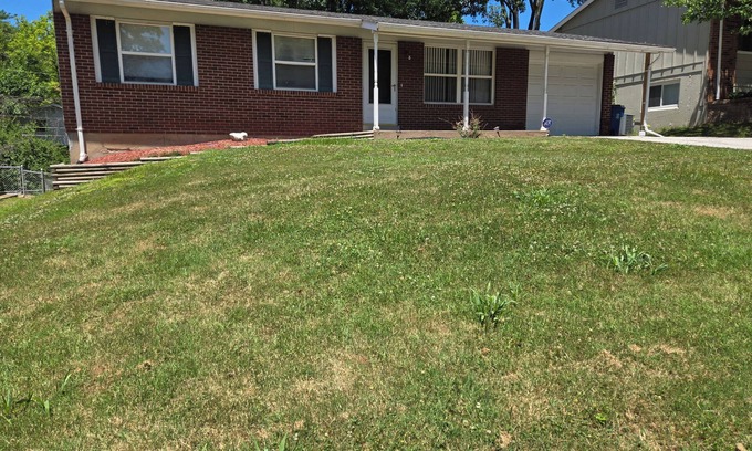 Maryland Heights Casa | You're welcome 3-bedroom single level house in marvelous Maryland Heights