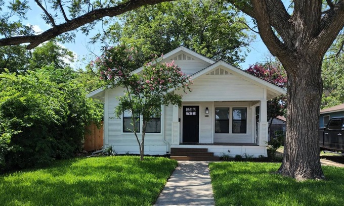 Northwest Los Angeles Heights Casa | You will be close to everything when you stay at this Newly Renovated house!