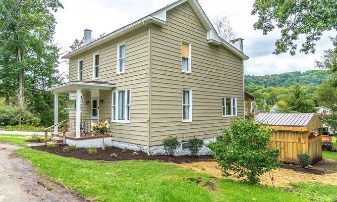 Ohiopyle Casa | Yough Guest House | 3BR,2BA,Hot Tub, Downtown Ohiopyle!